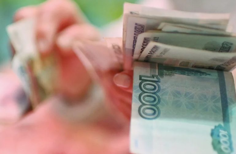 Правительство РФ из-за нерабочих дней выплатит бизнесу по МРОТ на сотрудника