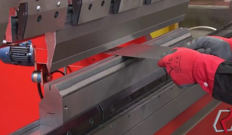 Пуансоны и матрицы для гибки: особенности систем крепления и совместимость